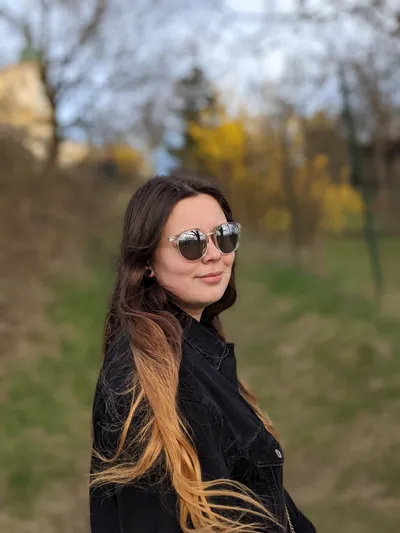Woman with sunglasses outdoors